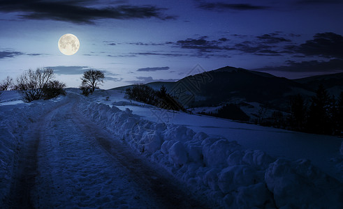 上山路夜间下雪 上山的乡村公路背景