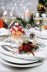 圣诞晚宴设置圣诞桌式刀具盘子蜡烛纪念品食物晚宴装饰颠簸风格传统背景
