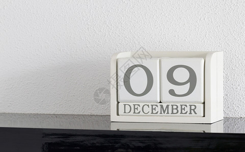 12月9日和12月的白区块日历日期框架会议节日白色死亡黑色历史反射假期派对背景图片