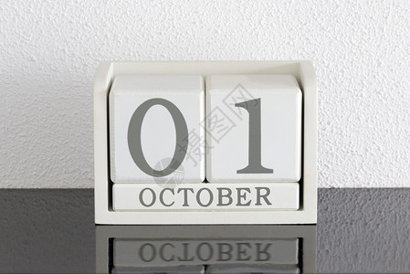 11月1日和10月1日的白区块日历历史反射死亡框架白色会议假期节日派对黑色背景