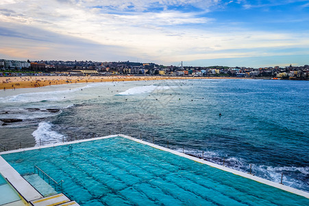 绿松石的游泳池澳大利亚西德尼邦迪海滩和游泳池背景