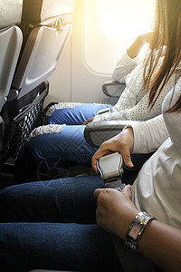 飞机安全带运输女孩乘客安全旅游女性窗户女士旅行车辆背景图片