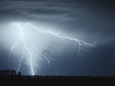 天空中的闪电 天空中的放电螺栓收费释放暴雨霹雳戏剧性蓝色雷雨震惊场地背景图片