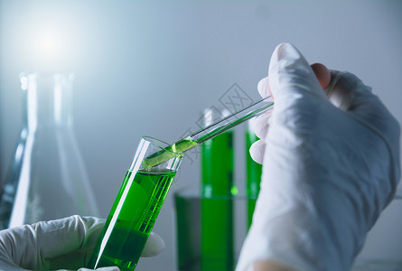 带有含液体的玻璃实验室化学测试管的研究员烧瓶生物学诊所蓝色技术生物测试工人微生物学乐器化学家高清图片素材