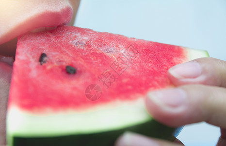 女人吃西瓜 肖像女人拿着一小片瓦特多汁的高清图片素材