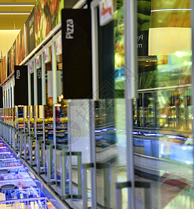 欧洲零售店的冷冻食品片段 当地超市冷冻比萨饼全冰箱 背景不突出重点 地方超市杂货店消费者架子走道商业零售反射小岛食物顾客现金高清图片素材