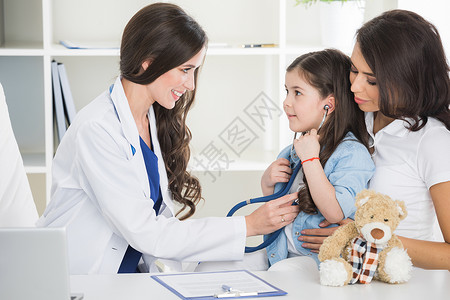 年轻儿科医生及其病人女儿高清图片素材