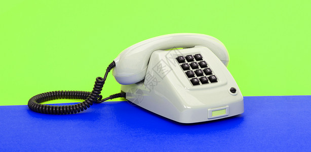 旧灰色电话黄色拨号电缆商业蓝色讲话耳机服务台帮助桌子称呼高清图片素材