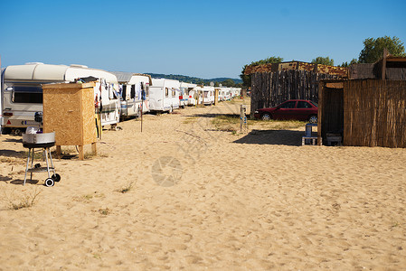 沙滩上汽车沙滩上露营点和大篷车 在沙滩上露营 黑海 保加利亚背景