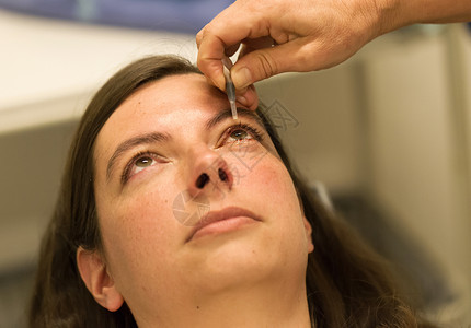 化脓性球菌保健概念     眼科检查和手术期间的查拉松皮肤药品睑板操作女性麻醉考试结核链球菌止痛药背景