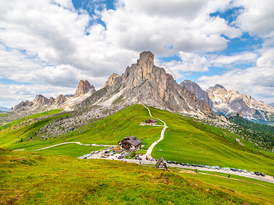 Dolomites 或意大利多洛米提山的Gusela山国家草地岩石远足高山蓝色小路旅游小屋全景风景高清图片素材