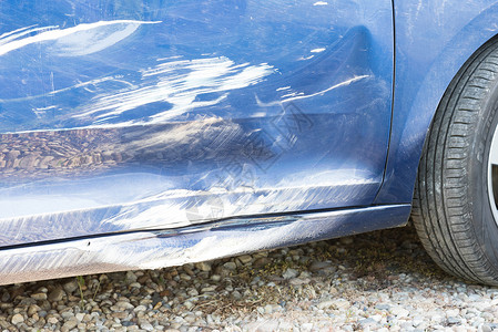 事故后损坏的汽车碰撞蓝色保险杠划痕凹痕安全金属赔偿运输损害背景图片