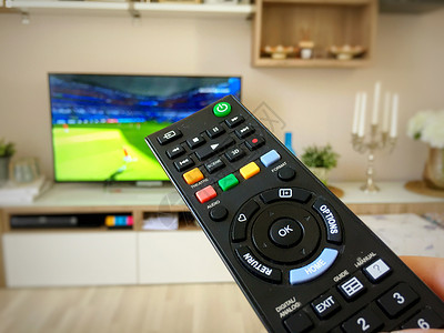 在电视上观看足球世界杯的比赛拇指控制视频纽扣电视机闲暇展示手指狂欢娱乐居住高清图片素材