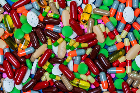 过期药物五颜六色的片剂和胶囊药片的全框架 抗生素耐药与合理用药概念 全球医疗保健 患有慢性病的老年人的药物使用 老龄化社会问题背景