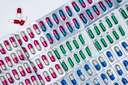 泡罩包装中五颜六色的胶囊药丸的顶部视图 上面有漂亮的图案 医药包装 感染性疾病的药物 抗生素用药合理搭配 耐药性感冒反抗宏观技术背景图片