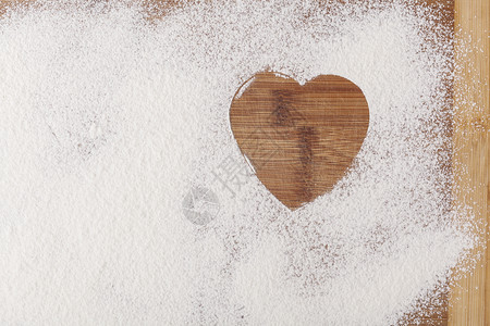 面粉中的心脏木板粉末工作室木头桌子美食厨房面团蛋糕食物背景图片