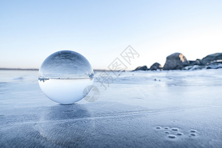三色冰淇凌球冬天冷冻湖上的玻璃球背景