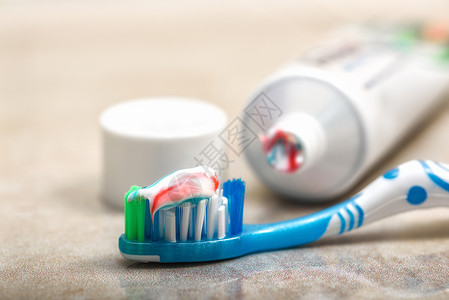 架子上的牙刷和牙膏高清图片