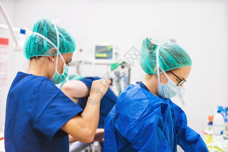 准备外科手术的外科医生和助理钳子高清图片素材