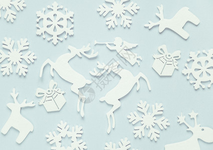 纯洁的圣诞成份青色飞行白色毛毡雪花蓝色天使季节粉色雕刻品背景图片
