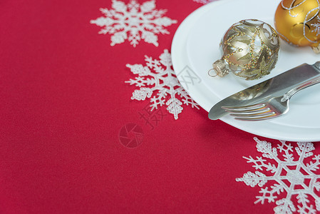 红白装饰球红白圣诞桌假期雪花宴会白色纺织品厨房餐厅盘子餐具银器背景