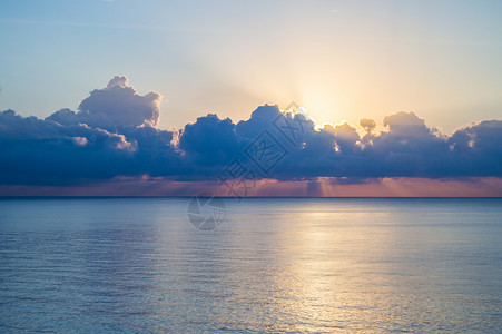 美丽的日落和银色的海路 天空中的蓝云 背景小路路线桌子奢华海洋服务游泳泡沫速度驾驶背景图片