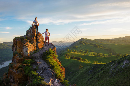 幸福的男女在山顶旅行天空地平线游客女士旅游活动成功假期远足徒步旅行高清图片素材