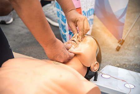 用橡皮木偶演示CPR是一种教学方法 用于学习高清图片素材