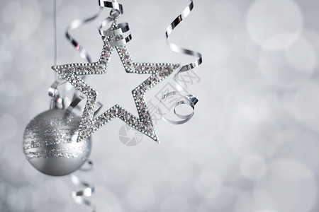 星星和圣诞球带丝带的银色圣诞球流光假期庆典卡片星星装饰背景季节装饰品玩具背景