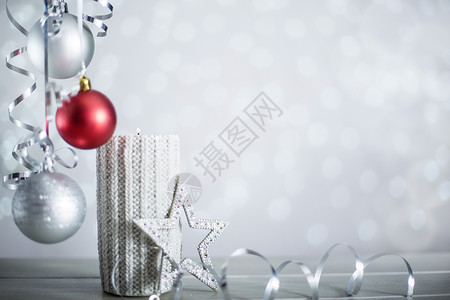 红色星星丝带带丝带的银色圣诞蜡烛背景新年庆典季节卷曲卡片流光装饰玩具玻璃背景