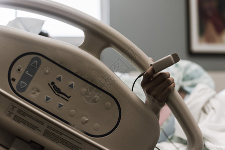 带脉冲血氧计鳍的亚洲女性近身手女士新生产科母性病人测量机器指尖手指助产士背景图片