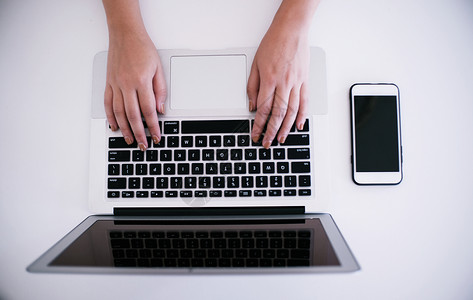 临时工女商务人士在网上用笔记本电脑工作思考女孩互联网技术金融女性女士监视器商务手指背景图片