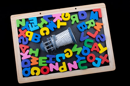 字幕标题由木制的彩色字母学习拼写孩子教育学指导训练幼儿园教育智商商业背景