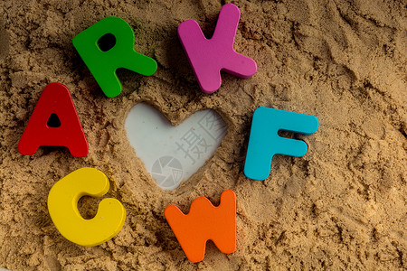 沙子上写着心形和彩色字母知识字幕学生公司教育学婚礼家庭童年教育创造力学者高清图片素材