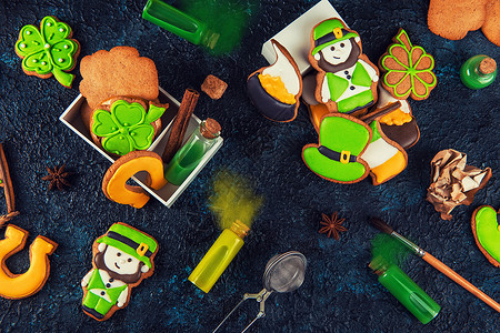 进行曲Patrick日的姜饼饼干硬木木板瓶子传统问候硬币食物框架香水瓶帽子背景