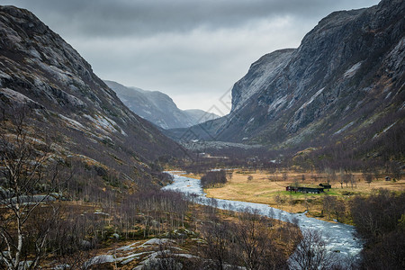 挪威冬季寒冷的挪威 Fjord 山谷山图片素材