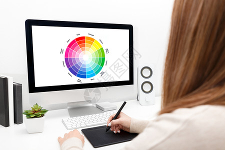 工作青年设计师女性自由职业者植物办公室房间网络商业色轮屏幕桌子有创造力的高清图片素材