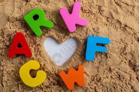 沙子上写着心形和彩色字母学习字幕婚礼联盟学生教育智商孩子家庭训练美国广播公司高清图片素材