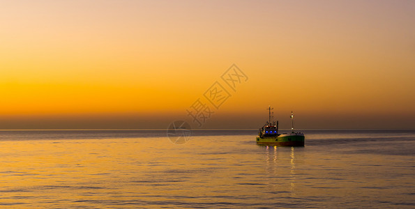 日落时乘船航行于比利时的海洋 白龙堡伯尔吉亚海岸高清图片