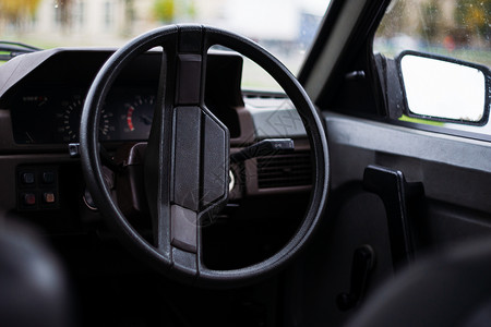 苏联 1980 年代的旧车 框架中的轮子 镜子和数字面板 诞生于苏联的复古车大灯头灯展览驾驶技术车辆汽车车轮发动机联盟背景图片
