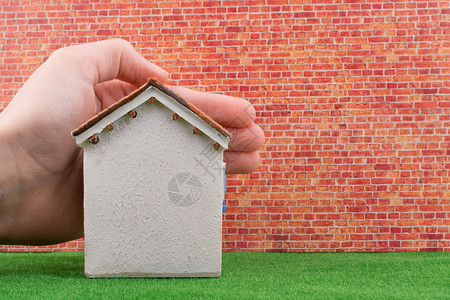 手持住房石头房子贷款材料销售住宅投资建筑学水泥商业背景图片