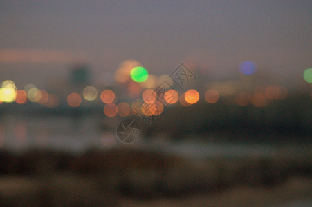 夜市的灯光模糊 被射去焦距 照片是在晚上拍摄的背景街道城市背景图片