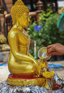 佛西青年泰国浴佛传统花环祝福节日假期国家宗教仪式男人雕像背景