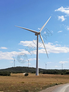 蓝色天空的山上风力发电机电气养护活力力量机器刀片经济技术农场场地背景图片