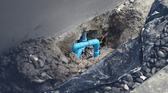 水管爆裂修补在房屋地下漏水的水管龙头维修浴室损害技术员工作泄漏男性扳手男人背景