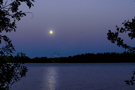 湖面上的月亮月亮反射在湖面上 美丽的夜景 背景和风景地平线卫星月球黑暗天空天文学气氛镜子蓝色世界背景