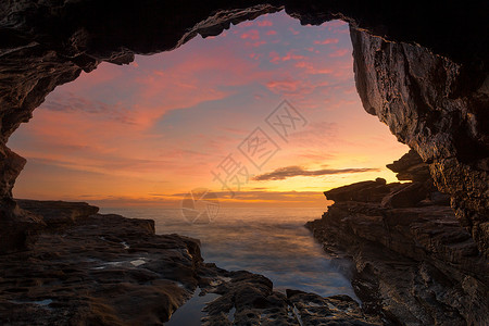 洞穴观察海洋日出高清图片