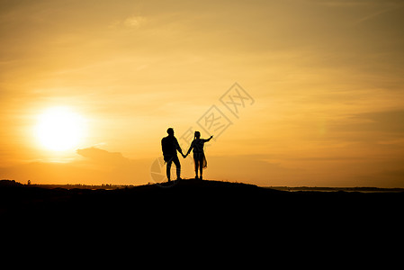 双环旅行者夫妇步行日落男人太阳旅行阳光女士幸福橙子天空女孩背景图片
