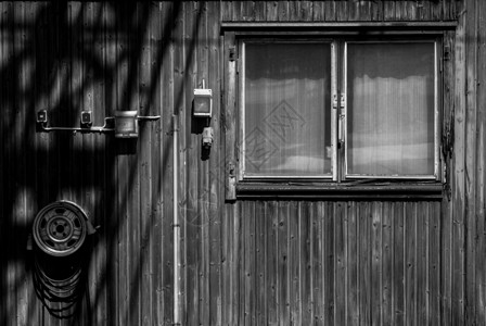 一个小木房子的门面框架阴影白色窗户小屋木头黑色建筑背景图片