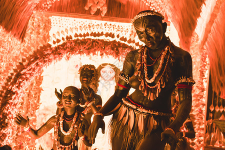 印度加尔各答 2017 年 9 月 26 日传统部落 Santal 或 Santhal 族群舞者的装饰艺术和工艺雕塑在著名的中穿背景图片